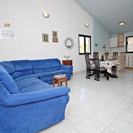 Guest House Beverin Sali Exterior photo